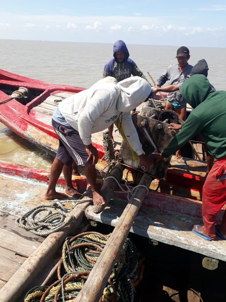 Pengusaha Mulai Cabut Tiang Bubu Yang Patah Dan Berada Di Jalur