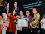 Pj Bupati Kampar Terima Penghargaan Dari Kemendes Pembangunan Daerah Tertinggal dan Transmigasi