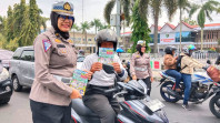 Polwan Ditlantas Polda Riau Melakukan Sosialisasi Sukseskan Pemilu 2024