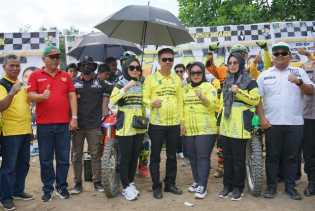Bupati Rohil Buka Kejuaraan Grasstrack di Sirkuit Sintong Pusaka