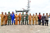 Wabup Bengkalis Dampingi Paban VI/Taswilnas Ster TNI Serahkan Bansos ke Warga Rupat