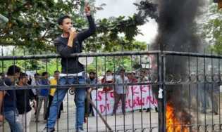 Demo Pelantikan Anggota DPRD Pelalawan, Pagar Roboh dan Nyaris Bentrok