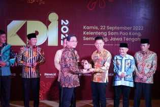 Bupati Rohil Afrizal Sintong Peroleh Penghargaan Kepala Daerah Inovatif 2022 Dari MNC Portal Indone