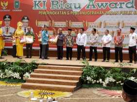 KPU Riau Terima Penghargaan KI Award 2022 Kategori Peringkat Informatif