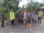 Penghulu, Kadus, RT Dan Puluhan Warga Goro Perbaiki Jalan Makmur