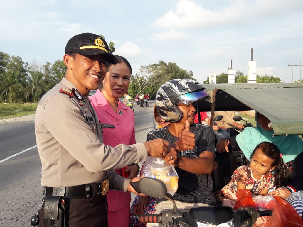 Jum’at Barokah,Polsek Tanah Putih Bagi - bagi Takjil Kepada Pengguna Jalan