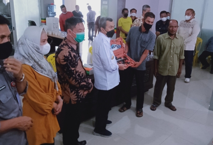 Bupati Rohil Afrizal Dampingi Gubri Serahkan Bantuan 10 Unit Mesin Pompong Nelayan