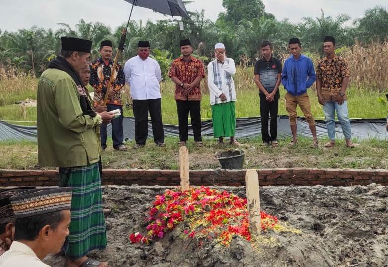 Berbaur Dengan Warga, Wakil Bupati Rohil Jamiludin Turut Antar Jenasah Musirin ke TPU