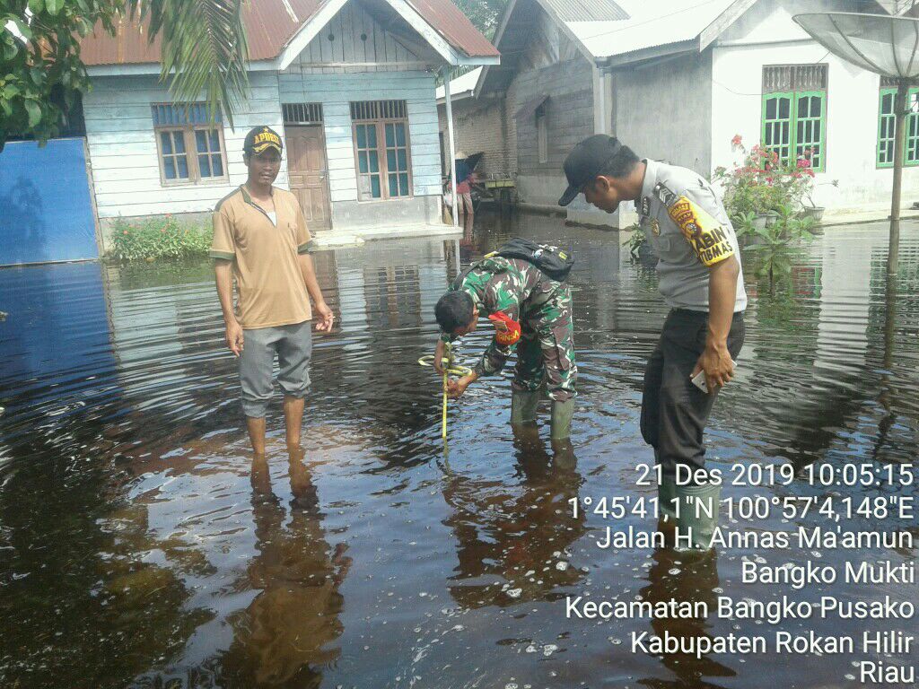 Babinsa Koramil 05/RM Ukur Ketinggian Banjir