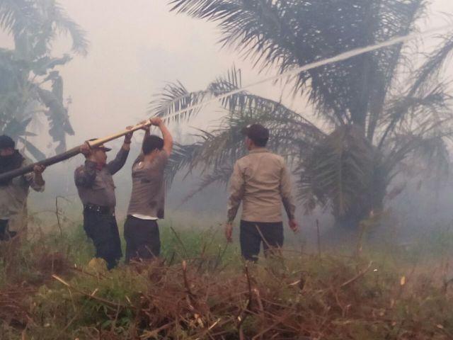 Polres Rohil Giat Pemadaman Karlahut di Pujud