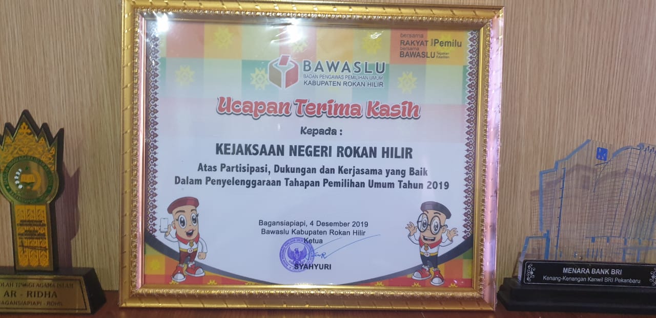 Kejari Rohil Terima Reward Dari Bawaslu