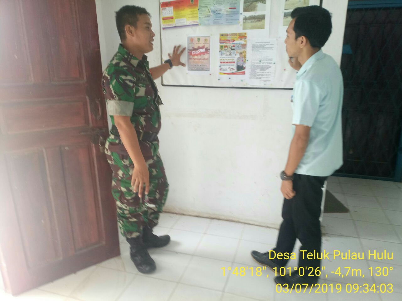 Babinsa Koramil 05/RM Pasang Himbauan Larangan Membakar Hutan