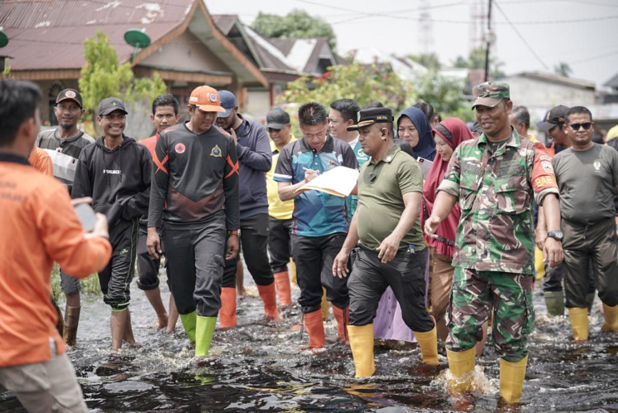Kunjungi Warga Terdampak Banjir, Bupati Rohil Bagikan Ratusan Paket Sembako