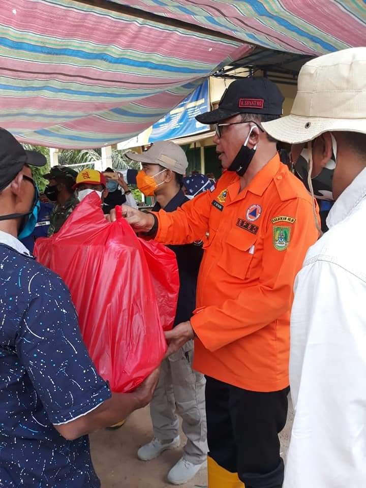 Pemkab Rohil Bantu Paket Sembako Pada Warga Tertimpa Banjir di Mesah