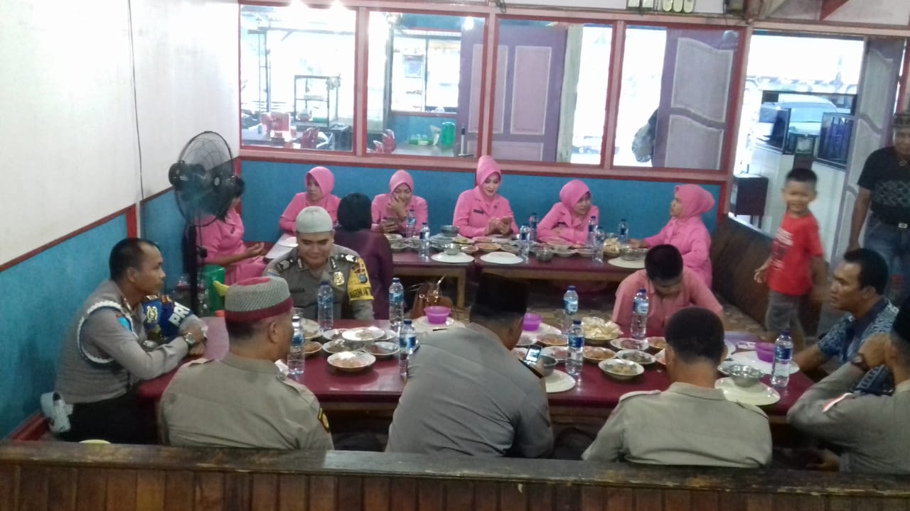 Polsek Tanah Putih Tj Melawan Adakan Makan Bersama Anggota Dan Wartawan Setelah Berbuka Puasa Polsek Tanah Putih Tj Melawan Adakan Makan Bersama Anggota Dan Wartawan Setelah Berbuka Puasa