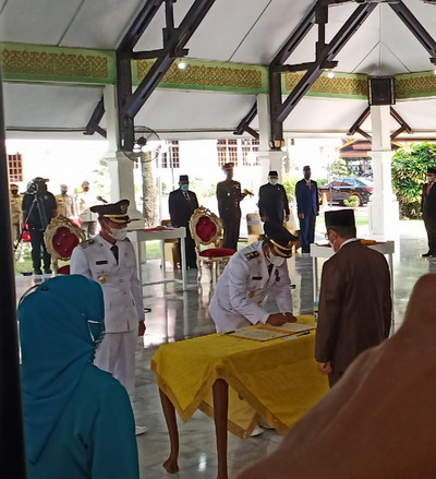 Bupati dan Wakil Bupati Rohil Resmi Dilantik Gubri di Pekanbaru
