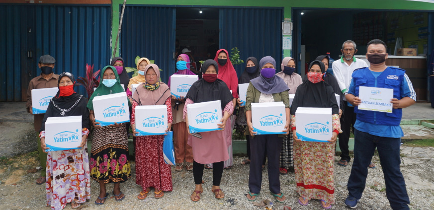 Rumah Yatim Sampaikan Bantuan Sembako Korban Banjir di Pekanbaru