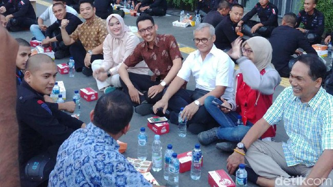 Relawan dan TKN Jokowi-Ma'ruf Bukber dengan Aparat di Bundaran HI