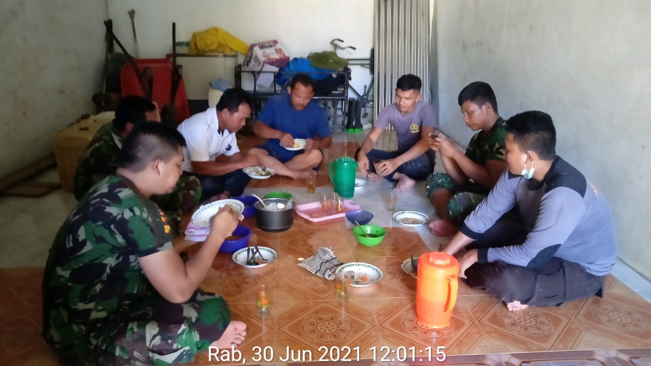 Bangga pencapaian TMMD di desanya, pak RW ajak anggota Satgas makan siang