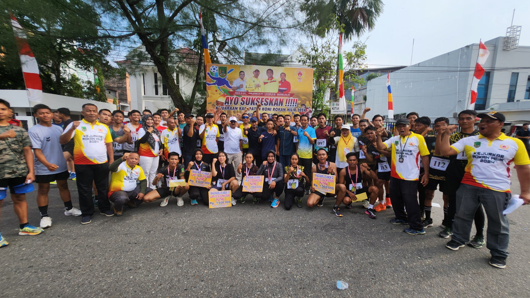 Ketua KONI Rohil, Samsuri, Lepas 133 Pelari Cabor Atletik Nomor 5000 Meter, Ini Pemenangnya