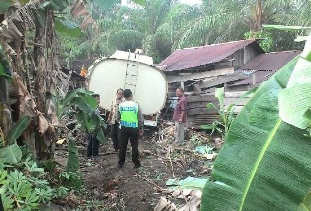 Tronton Roda 10 Tabrak Sebuah Warung, Kerugian mencapai 30 Juta