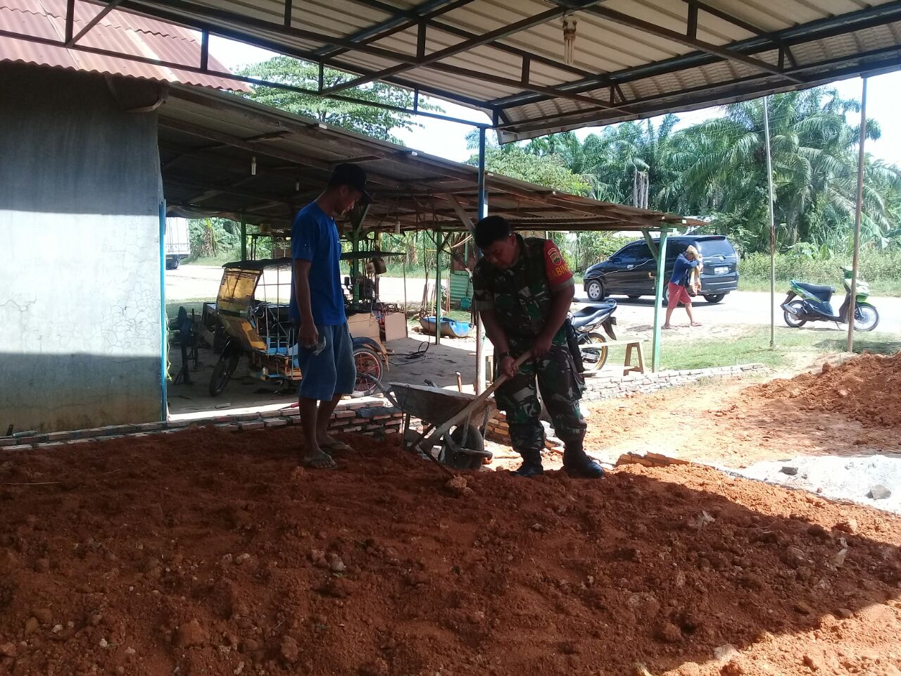 Kemanunggalan, Babinsa Koramil 05/RM Bantu Masyarakat Angkut Tanah