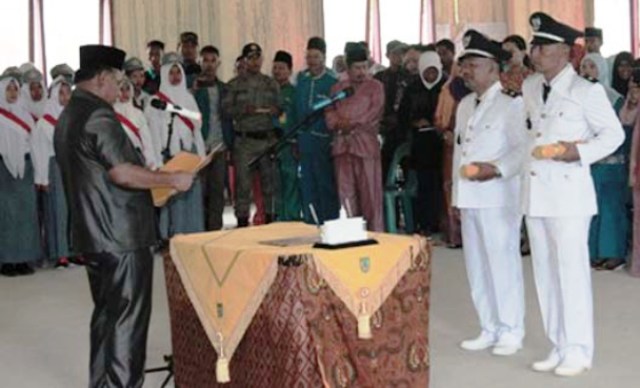 Wabup Rohil Lantik Dua Penghulu di Kecamatan Sinaboi