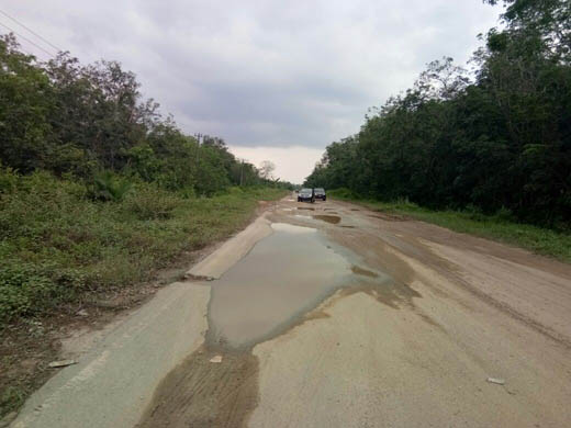 Rusak, Warga Diminta Hati-hati Melintas di Jalan Provinsi Pakning-Dumai