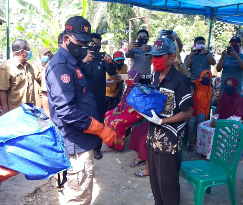 Bupati Rohil Awali Kerja Usai Libur Lebaran Serahkan Bantuan