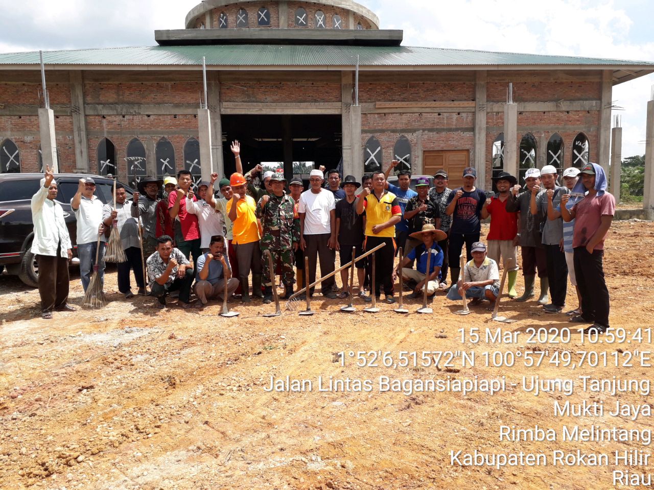 Babinsa Bersama Warga Laksanakan Goro Pembersihan Masjid