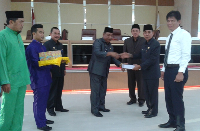 Setelah Molor Tiga Jam, Legislatif Paripurnakan LKPJ Bupati Rohil Tahun 2017