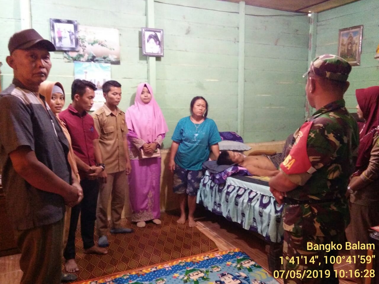 Babinsa Koramil 05/RM Jenguk Penghulu Bangko Balam Yang Sedang Sakit Babinsa Koramil 05/RM Jenguk Penghulu Bangko Balam Yang Sedang Sakit