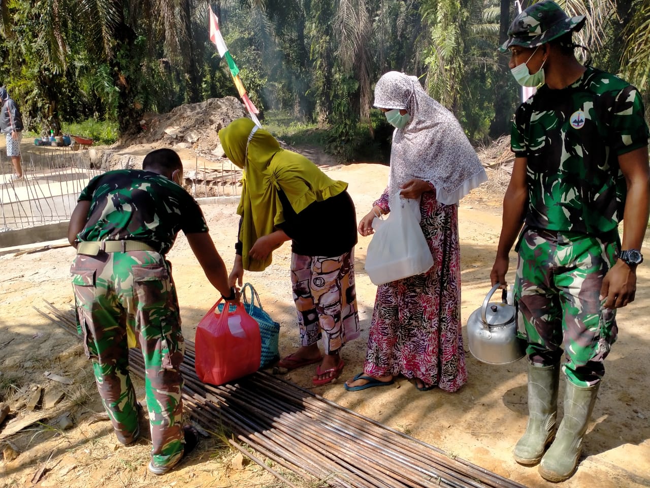 Kaum emak silih berganti dukung giat TMMD