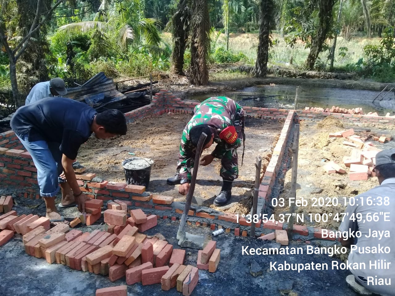 Babinsa Bantu Warga Dirikan Rumah