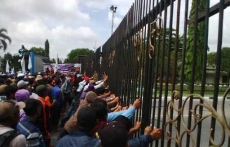Memanas, Ribuan Massa Buruh Ancam Lumpuhkan Jantung Produksi Chevron di Minas