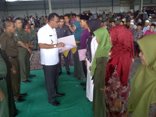 1.255 Guru RA, MDTA dan TPQ Lima Kecamatan di Rohil Menerima Honor