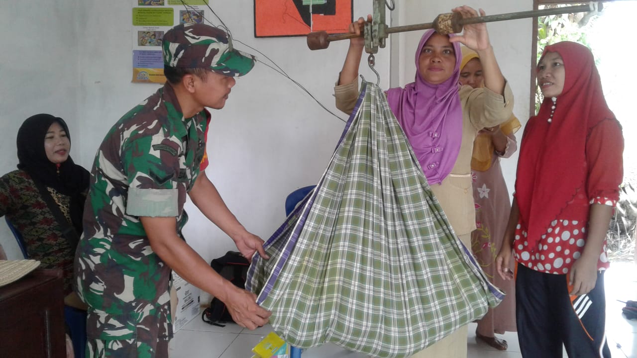 Babinsa Koramil 05/RM Hadiri Pemberian Imunisasi Pada Bayi Di Bangko Makmur