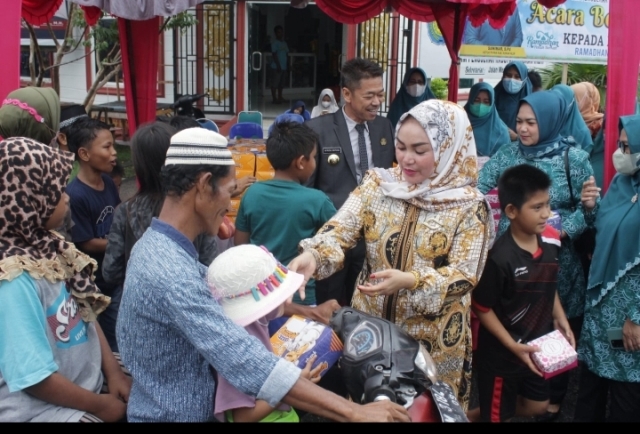 Tim Penggerak PKK Kabupaten Rohil Bagikan Takjil Kepada Masyarakat Bagansiapiapi