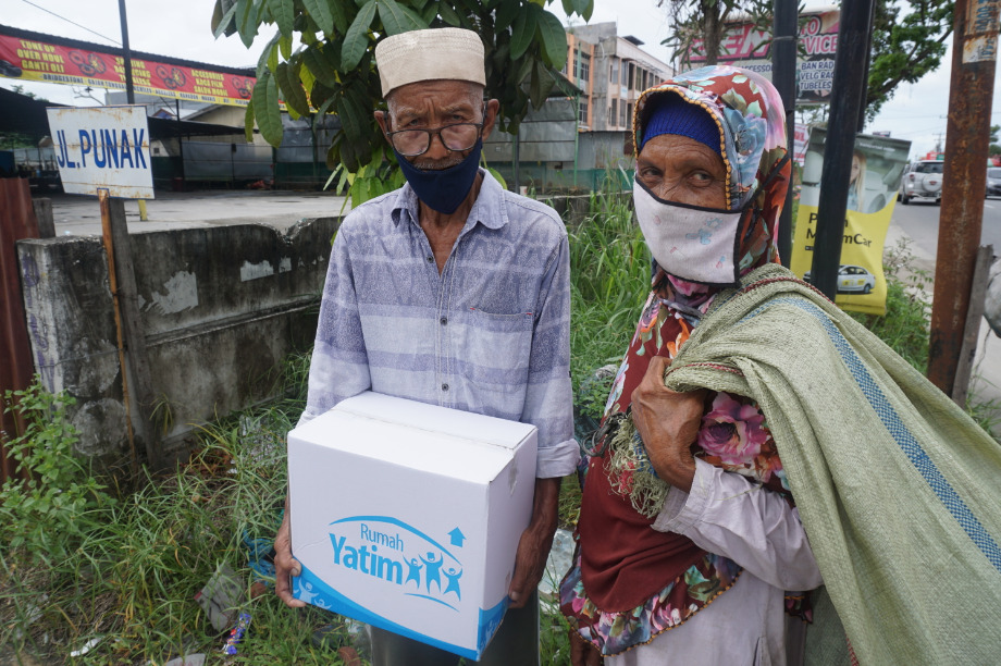 Bantuan Bahan Pokok Rumah Yatim untuk Bapak Senen, Lansia Prasejahtera Riau