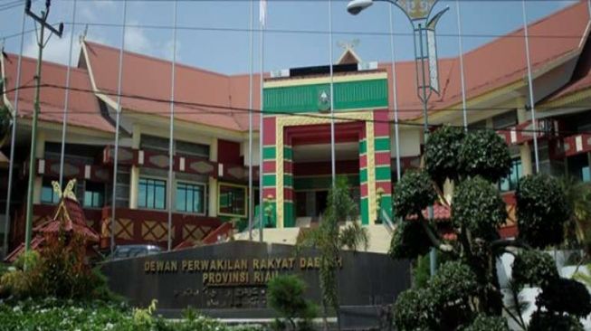 Dua Anggota DPRD Riau Diberhentikan, Ini Penyebabnya