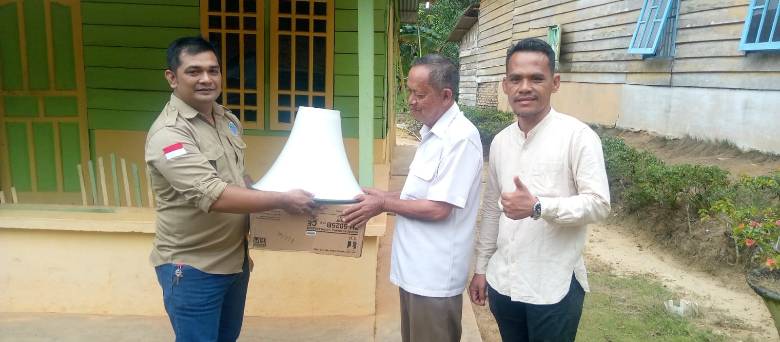 Jelang Ramadhan, IWO Rohil Serahkan Bantuan TOA ke Musholah Al Mutaqqin Imam Bonjol