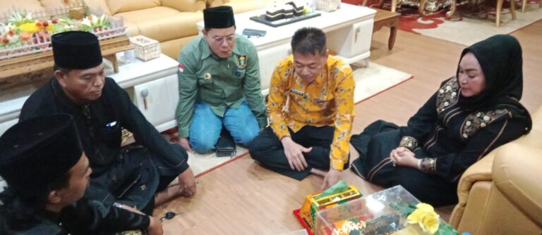 LAMR Rohil Datang Meminang Bupati Afrizal Sintong Untuk Dinobat Datuk Seri Setia Amanah
