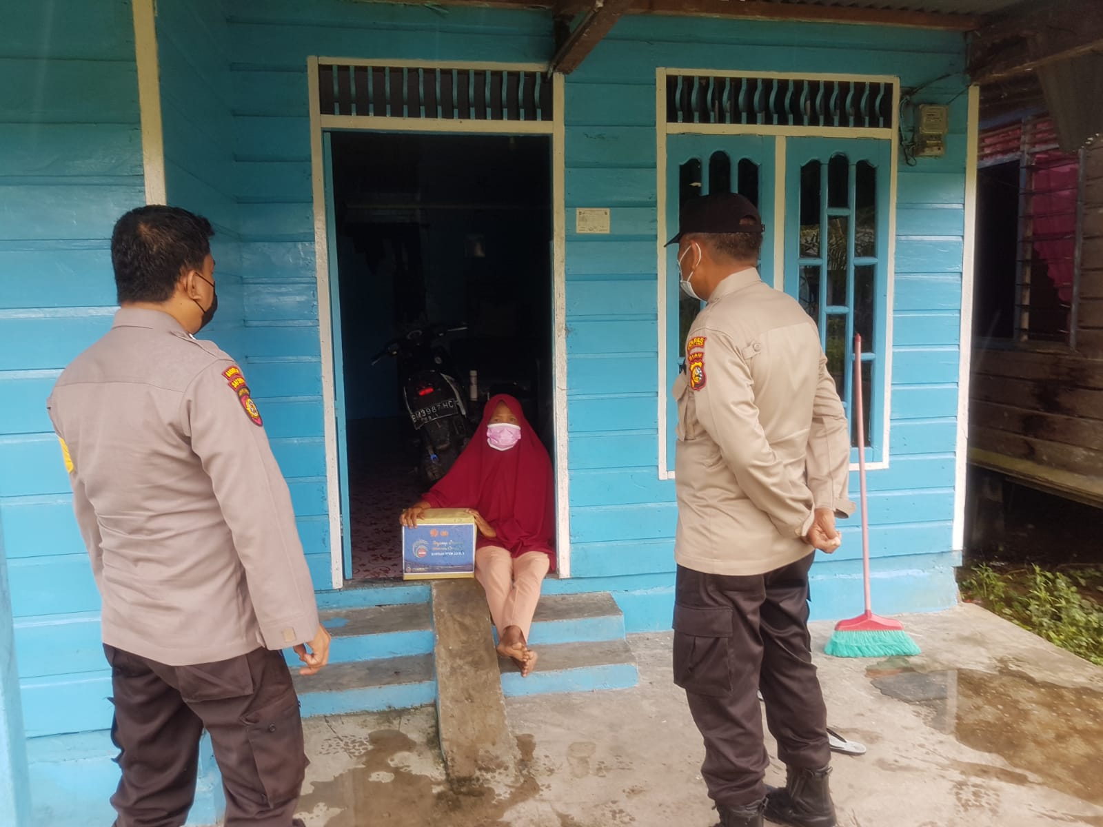 Kapolsek Bangko Berikan Bantuan Sembako Kepada Pasien Covid -19