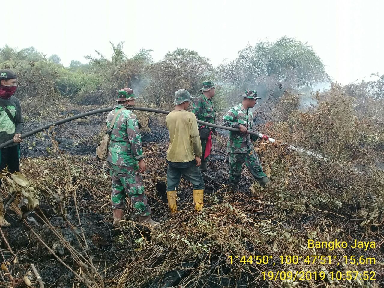 Koramil 05/RM Terus Berjibaku Padamkan Karlahut di Bangko Jaya