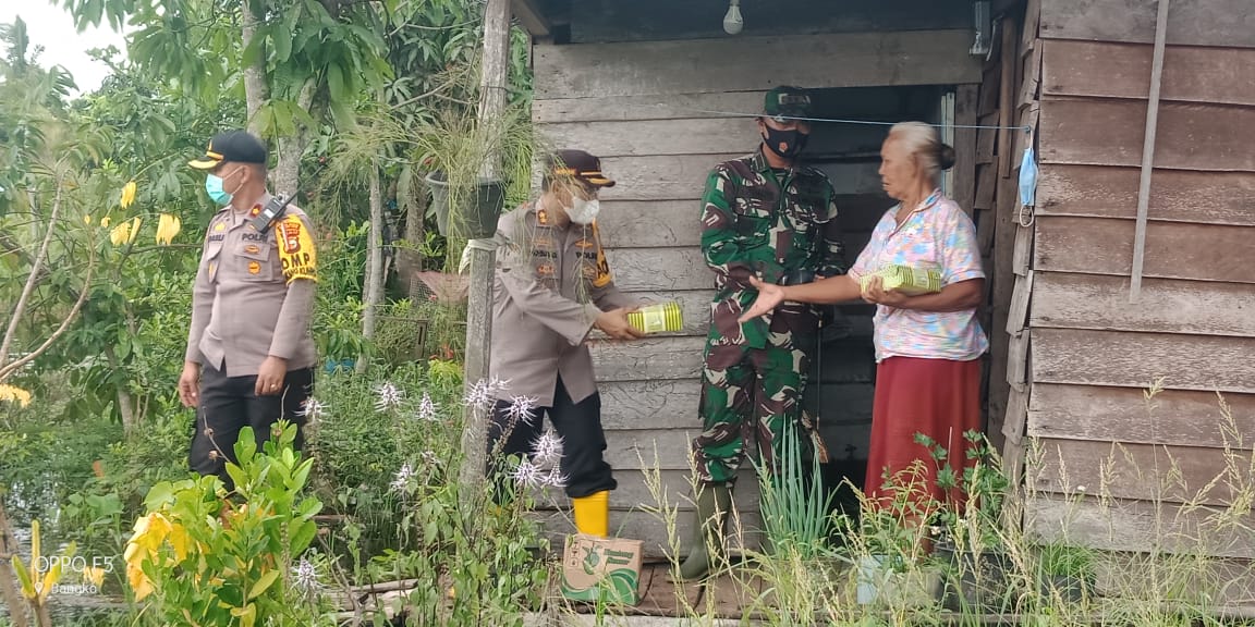 Kapolres Rohil Dan Dandim Serahkan Bantuan Kepada Warga Terdampak Banjir