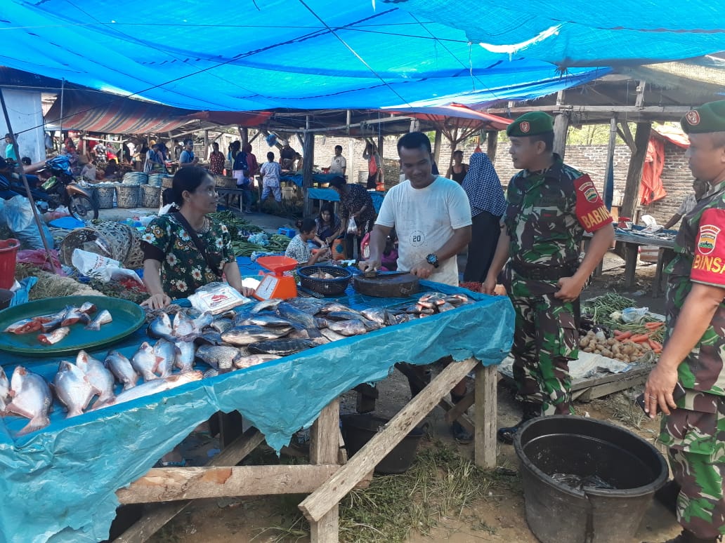 Patroli Pasar, Babinsa Koramil 05/RM Pantau Harga Sembako