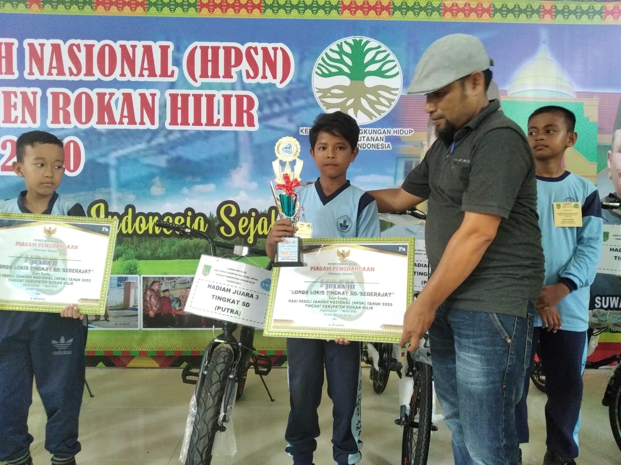 Siswa SDN 011 Parit Aman Juara Tiga Lomba Melukis Dalam Rangka HPSN 2020