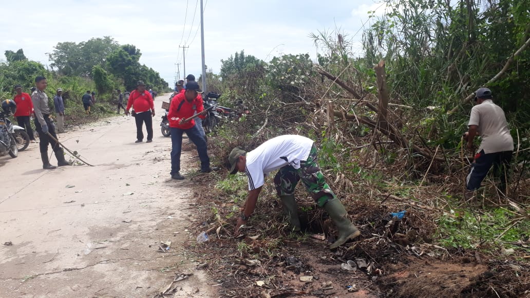 Camat Pekaitan Rohil Ikut Gotong Royong Bersihkan Jalan Pedamaran