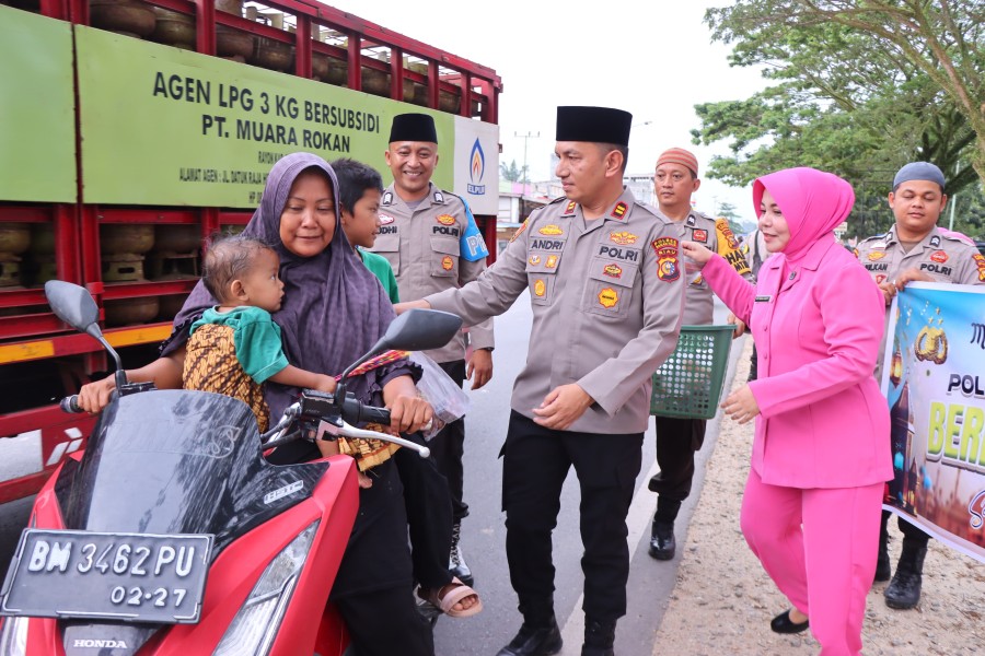 Polsek Rimba Melintang bersama Bhayangkari Berbagi Takjil Geratis