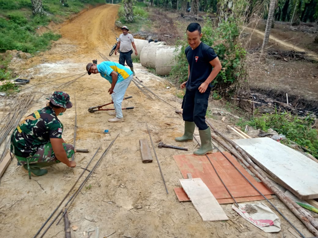Satgas dan Masyarakat Pasang Mal Pemotong Besi